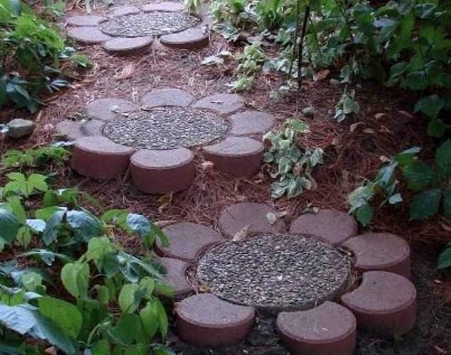 Garden Walkway Ideas and Paths 634x499 13 DIY Garden Pathway Inspiration For All Garden Lovers
