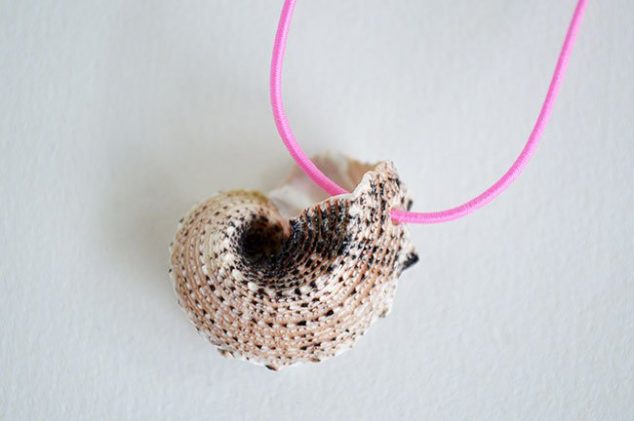13 DIY Projects That Youve Never Heard Of diy shell necklace KAB2 634x421 13 DIY Projects That Youve Never Heard Of