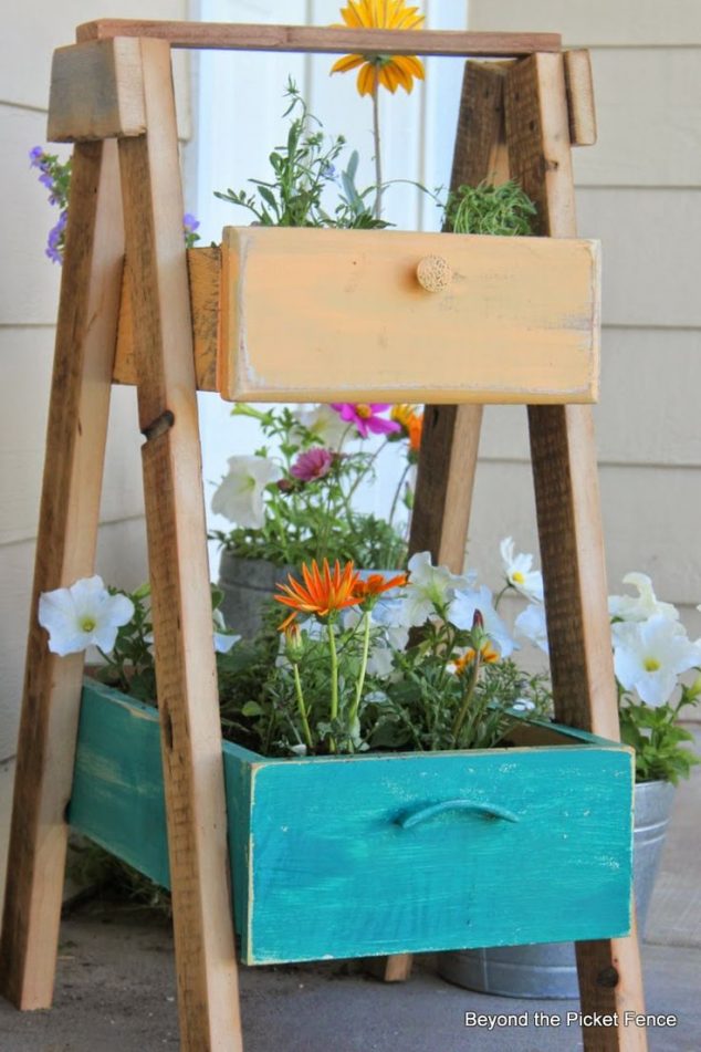 drawer planter 634x951 13 Clever Ways How Reuse The Old Ladder For Garden Decoration