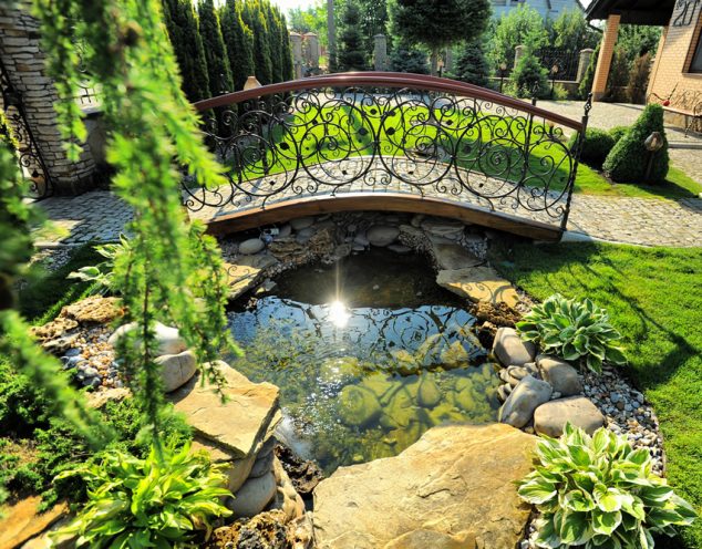 garden pond with decorative bridge 634x496 15 Inspirative Garden Pond With Bridge That You Would Like To See