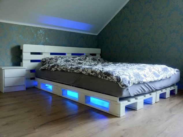 pallet bed with lights 1 634x476 12 Genius Ideas For Pallet Bed With Lights Underneath