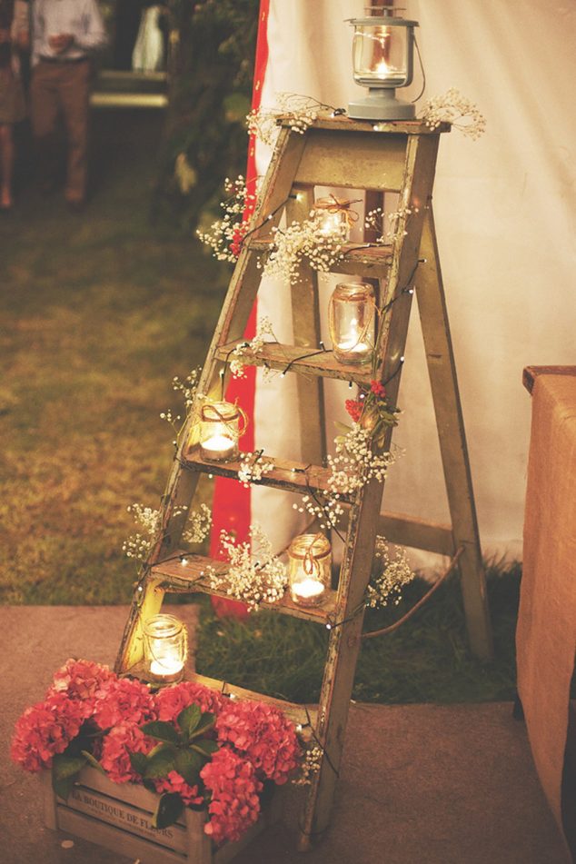 stunning rustic and vintage wedding decor ideas with ladders and mason jar candle holders 634x951 13 Clever Ways How Reuse The Old Ladder For Garden Decoration