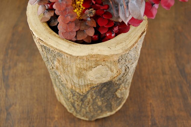 14 DIY Wooden Stump Vases That Simplicity Defining Beauty In House tree trunk vase 3 634x423 14 DIY Wooden Stump Vases That Simplicity Defining Beauty In House