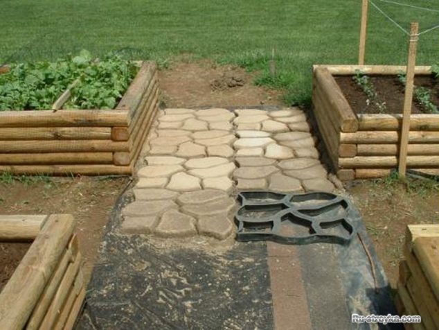 1329302392 sadovye dorozhki 1 634x476 Useful Tips How to Make Cobble Stone Path for Beautifying the Outdoor Place