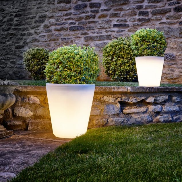 26222 11 1 634x634 15 Illuminated Planters That You Would Like To Have It In Your Outdoor Place