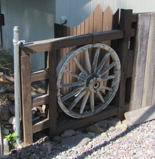 10 DIY Ideas How To Use Wagon Wheel In Garden Decor Purely ornamental fence section 634x650 10 DIY Ideas How To Use Wagon Wheel In Garden Decor