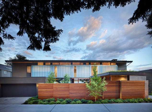 The Courtyard House Is A Contemporary Residence In Seattle By DeForest Architects 1 634x470 16 Trend setting Fence Panels for Making The Most Out of The Garden