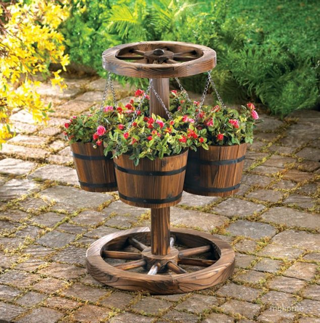 decor 634x640 10 DIY Ideas How To Use Wagon Wheel In Garden Decor