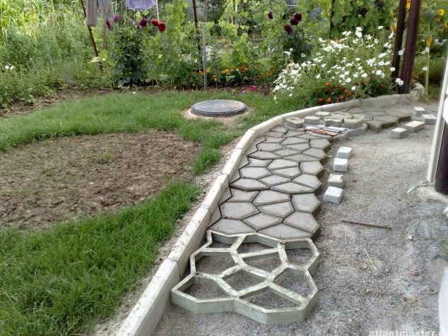 dorozhka iz betona 634x476 Useful Tips How to Make Cobble Stone Path for Beautifying the Outdoor Place
