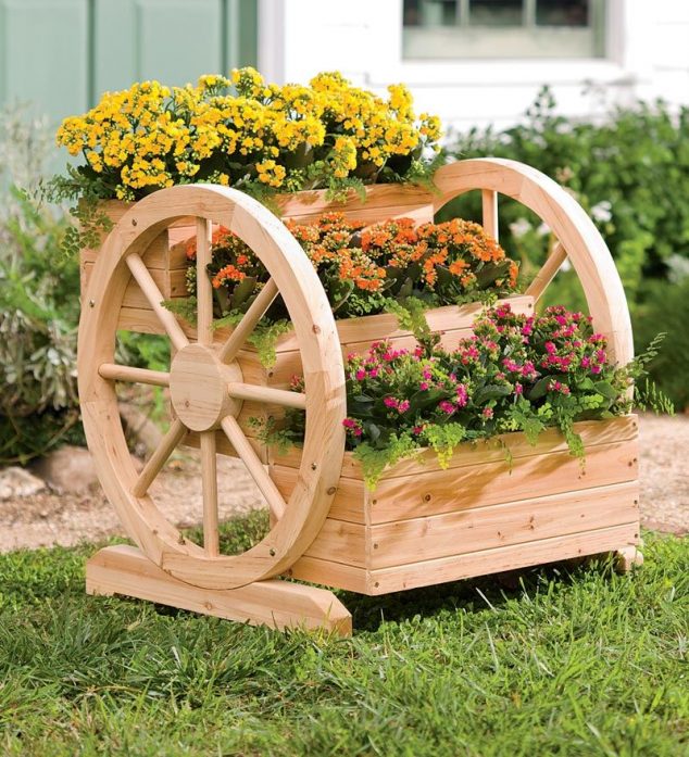 10 DIY Ideas How To Use Wagon Wheel In Garden Decor