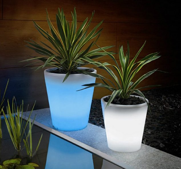 pots fleur polyethylene bleu blanc 634x594 15 Illuminated Planters That You Would Like To Have It In Your Outdoor Place