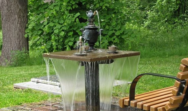 small garden with fountain 634x374 15 Standout Fountain Design for Garden Art That Will Catch Your Eye