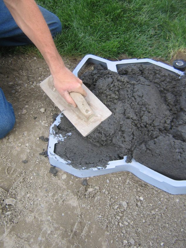 yard2011017 634x845 Useful Tips How to Make Cobble Stone Path for Beautifying the Outdoor Place