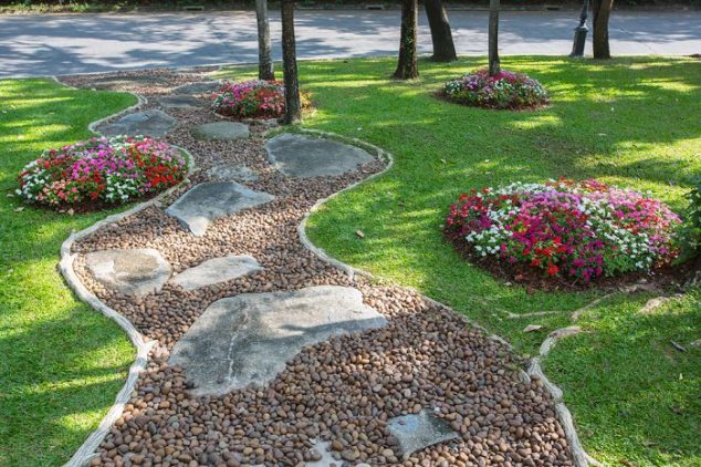 18 Incredible Pathways Design to Cheer up Your Garden Place JardC3ADn con piedras 634x422 18 Incredible Pathways Design to Cheer up Your Garden Place