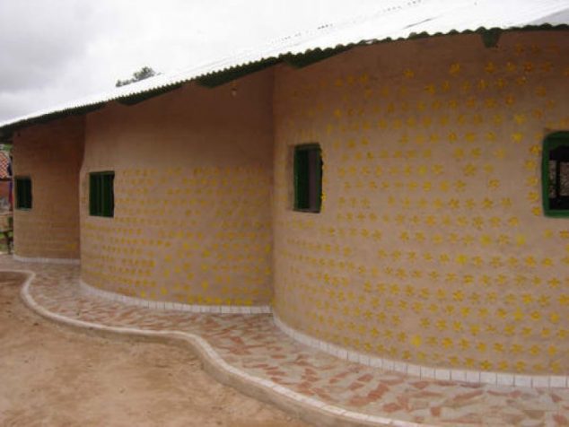 How to Build a House by Using Plastic Bottles Plastic House4 634x476 How to Build a House by Using Plastic Bottles