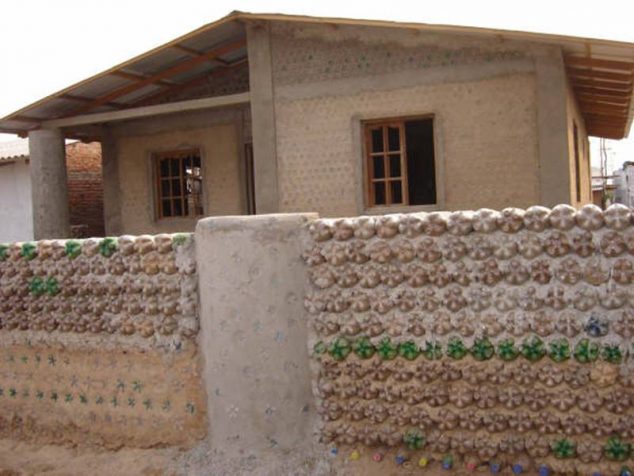 How to Build a House by Using Plastic Bottles bottle house2 634x476 How to Build a House by Using Plastic Bottles