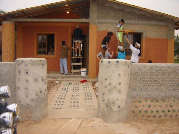 How to Build a House by Using Plastic Bottles casapet16 How to Build a House by Using Plastic Bottles