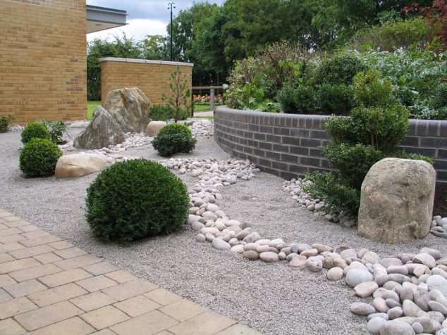 cobbles sbc hospice 634x476 15 Ideas for White Sensation in Garden Landscaping With White Pebbles