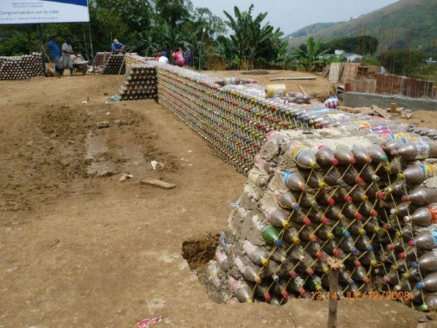 dom 11 634x476 How to Build a House by Using Plastic Bottles