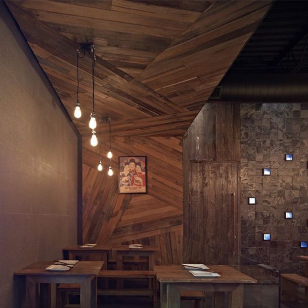natural wooden minimalist restaurant design interior bulb pendant light 634x634 15 Vivid Ways to Decor the Interior Walls With Wooden Art Design