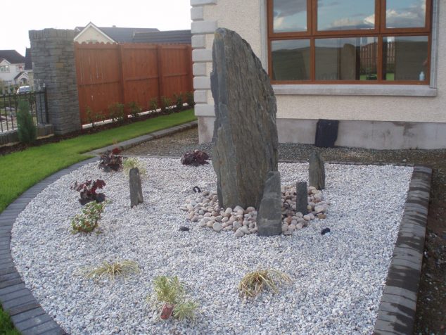 15 Ideas for White Sensation in Garden Landscaping With White Pebbles sstones blueslatefeaturestone ireland 634x476 15 Ideas for White Sensation in Garden Landscaping With White Pebbles