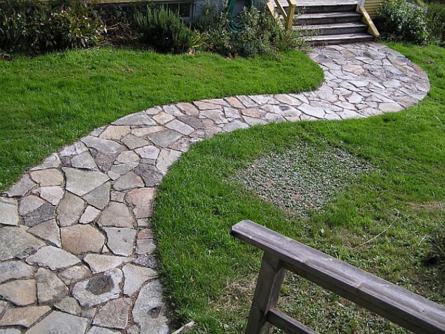 stone pathway ideas flagstone stepping stone path 94c58e7782b2a629 634x476 18 Incredible Pathways Design to Cheer up Your Garden Place