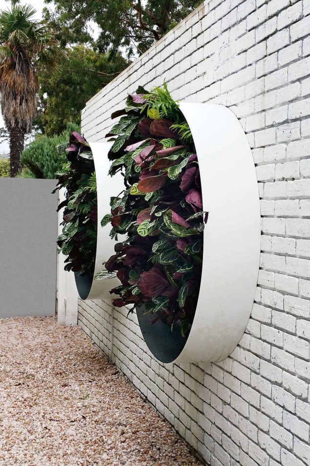vertcal garden oct15 20151002102046q75dx1920y u1r1g0c  634x954 16 Magnetic Garden Design That Will Attract Your Attention