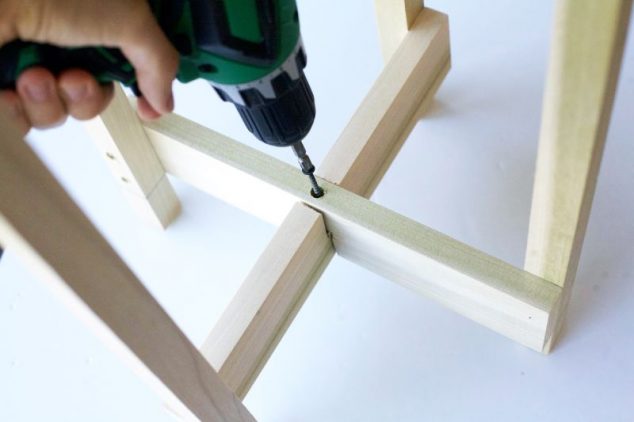 13 Modern DIY Plant Stands That Will Boost Your Creativity 12250072 gold detail mid century plant stand diy t2af487ee 634x422 13 Modern DIY Plant Stands That Will Boost Your Creativity