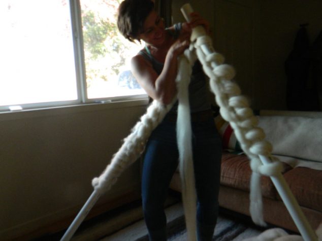 Creative DIY Knitted Giant Blanket of Wool For Cold Days LhT4AdP 750x562 634x475 Creative DIY Knitted Giant Blanket of Wool For Cold Days