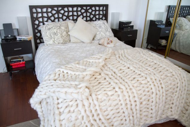 giant wool blanket 04 634x422 Creative DIY Knitted Giant Blanket of Wool For Cold Days