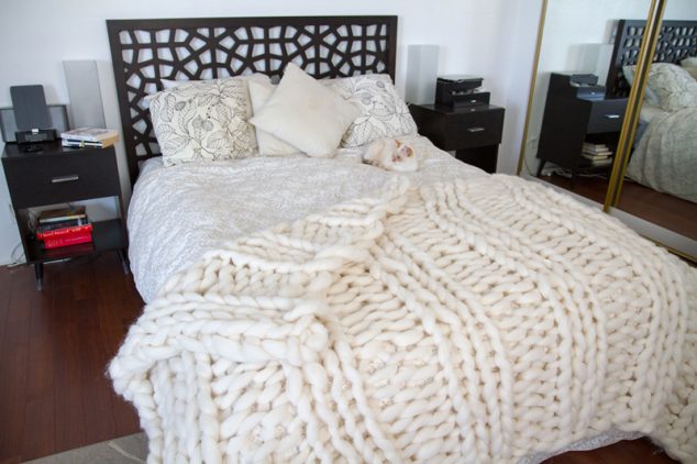 Creative DIY Knitted Giant Blanket of Wool For Cold Days giant wool blanket 04 634x422 Creative DIY Knitted Giant Blanket of Wool For Cold Days