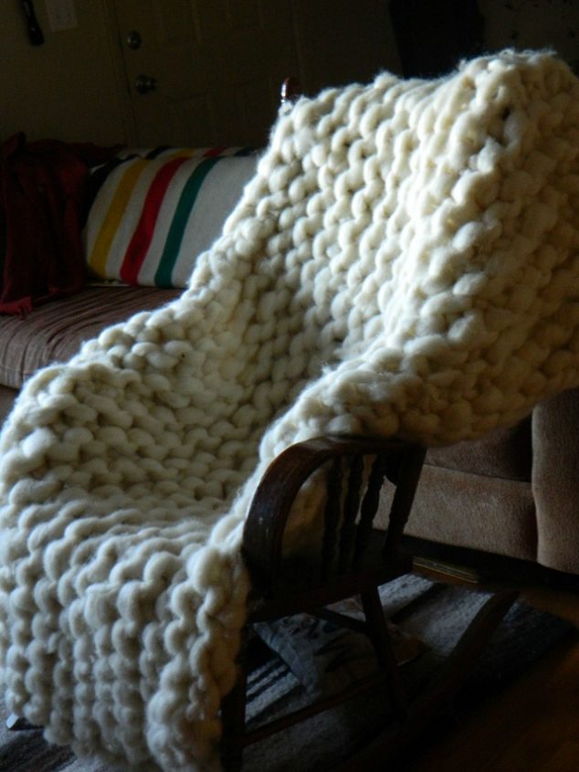 Creative DIY Knitted Giant Blanket of Wool For Cold Days giant wool blanket 3 634x845 Creative DIY Knitted Giant Blanket of Wool For Cold Days
