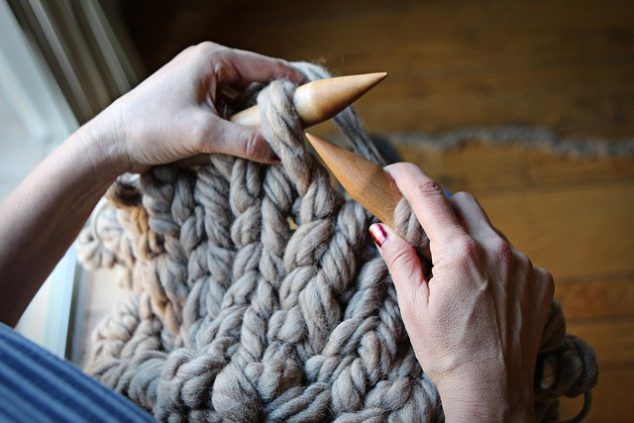 Creative DIY Knitted Giant Blanket of Wool For Cold Days knitting big with 3n 10544472464 m 4 1 634x423 Creative DIY Knitted Giant Blanket of Wool For Cold Days