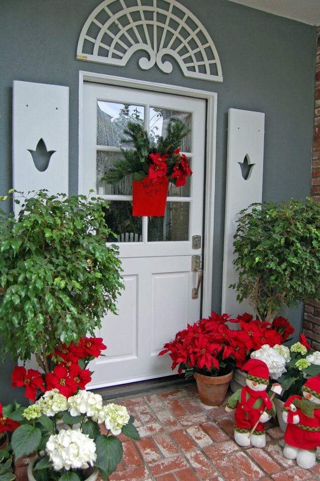 15 find perfection with poinsettias homebnc 634x953 15 Sensational Christmas Front Door Decor With Lovely Red Poinsettias