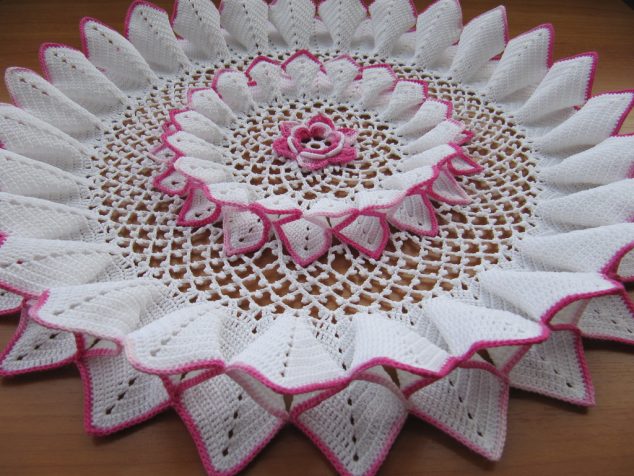 4374456199 a40978b783 b 634x476 17 Amazing Handmade Crochet Tablecloth to Blow Your Mind