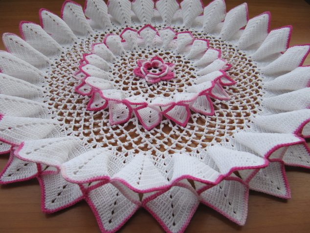 17 Amazing Handmade Crochet Tablecloth to Blow Your Mind 4374456199 a40978b783 b 634x476 17 Amazing Handmade Crochet Tablecloth to Blow Your Mind