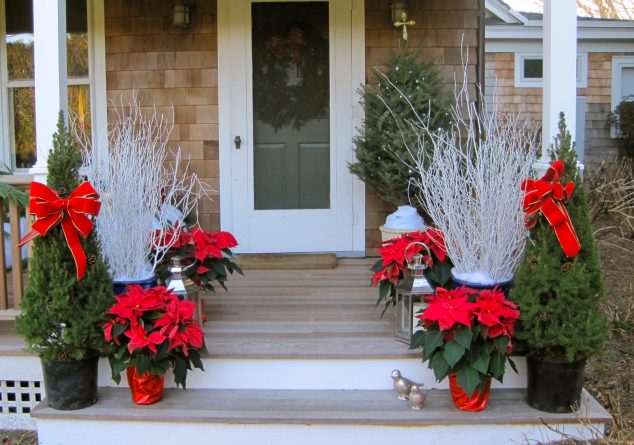 15 Sensational Christmas Front Door Decor With Lovely Red Poinsettias IMG 2854 e1324487797908 634x445 15 Sensational Christmas Front Door Decor With Lovely Red Poinsettias