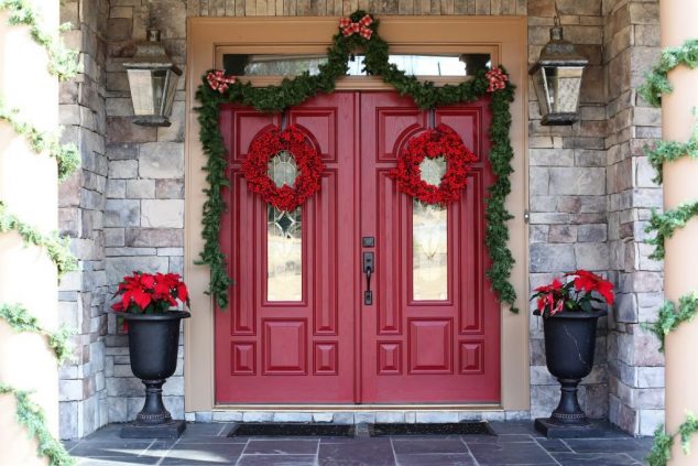 IStgo6cs4ob6b01000000000 634x423 15 Sensational Christmas Front Door Decor With Lovely Red Poinsettias