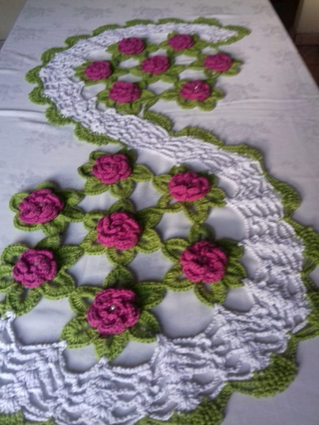 17 Amazing Handmade Crochet Tablecloth to Blow Your Mind caminho de mesa copa 634x845 17 Amazing Handmade Crochet Tablecloth to Blow Your Mind