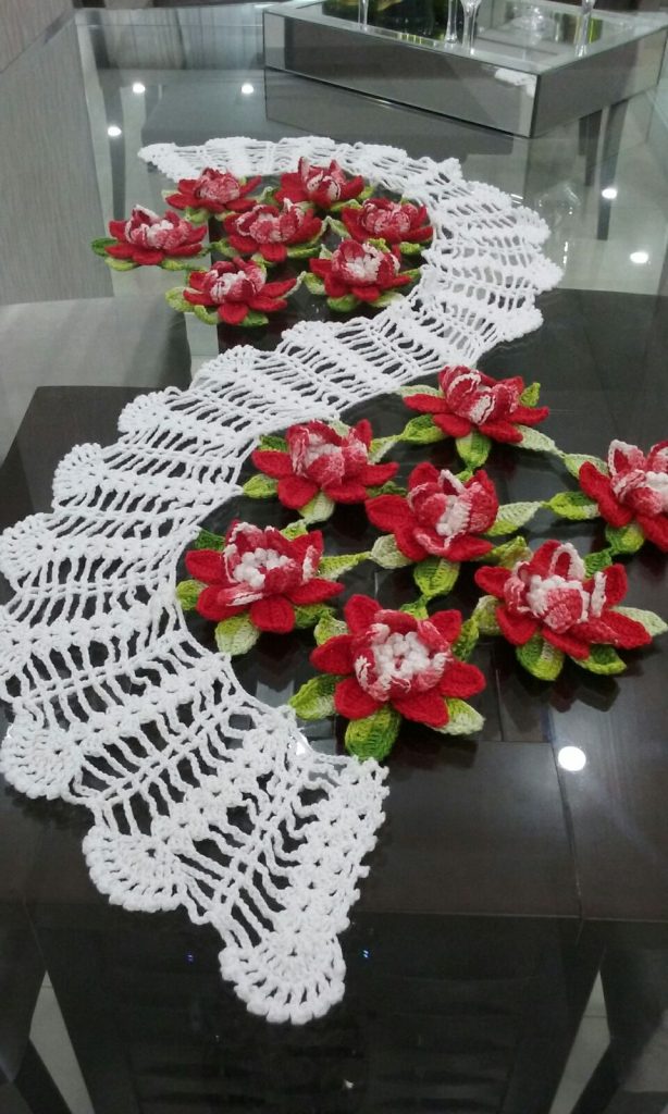 caminho de mesa de croche caminho 614x1024 17 Amazing Handmade Crochet Tablecloth to Blow Your Mind