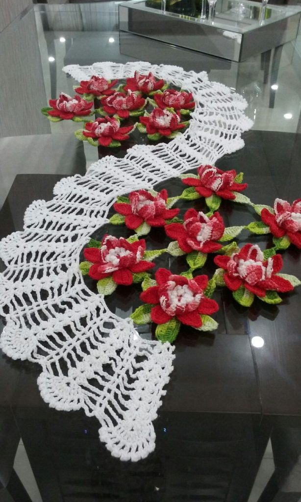 17 Amazing Handmade Crochet Tablecloth to Blow Your Mind caminho de mesa de croche caminho 614x1024 17 Amazing Handmade Crochet Tablecloth to Blow Your Mind