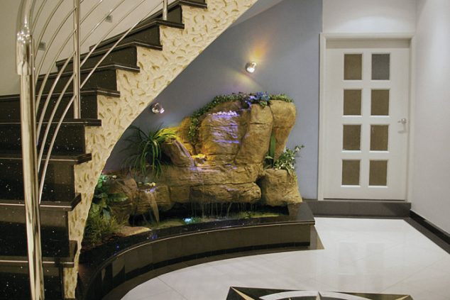 16 Awesome Under the Stairs Garden to Inspire You indoor water features 700x467 634x423 16 Awesome Under the Stairs Garden to Inspire You