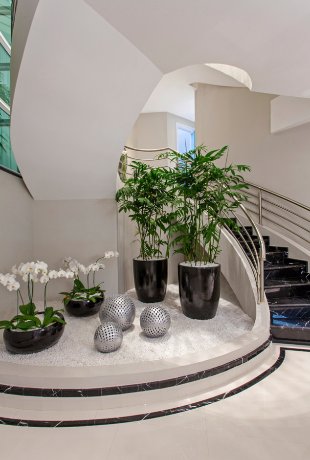 16 Awesome Under the Stairs Garden to Inspire You jardim debaixo escada flores plantas artificiais naturais modelos dicas decor salteado 9 634x941 16 Awesome Under the Stairs Garden to Inspire You