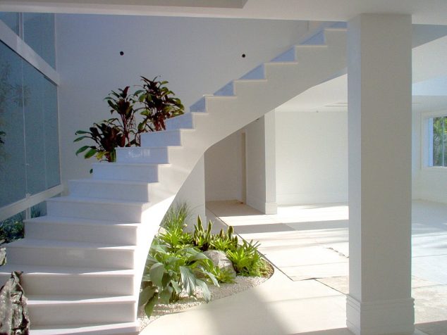 jardim embaixo da escada. 634x476 16 Awesome Under the Stairs Garden to Inspire You