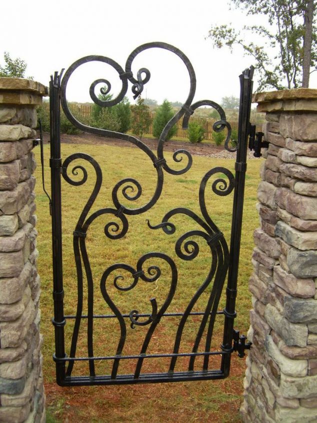 15 Decorative Metal Gate Design for Amazing First Impression 1526643 634x845 15 Decorative Metal Gate Design for Amazing First Impression