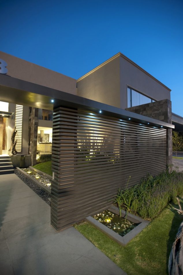 15 Privacy Gate Design That Are Totally Awesome ARCO Arquitectura ContemporC3A1nea fachada principal acercamiento I 634x951 15 Privacy Gate Design That Are Totally Awesome