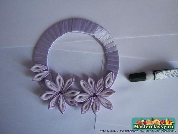 Reuse the Old CDs To Make Curtain Knot In Creative Way DIY Ribbon Flower Curtain Knot from Old CD07 Reuse the Old CDs To Make Curtain Knot In Creative Way