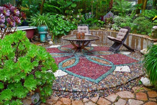 15 DIY Ideas About Mosaic Decor that Put a Spin on What Modern Means Garden Stone Mosaics 1024x681 634x422 15 DIY Ideas About Mosaic Decor that Put a Spin on What Modern Means