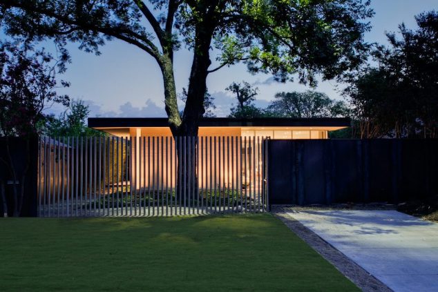 Modern asian fence design exterior modern with low profile vertical fence outdoor lighting 634x423 15 Privacy Gate Design That Are Totally Awesome