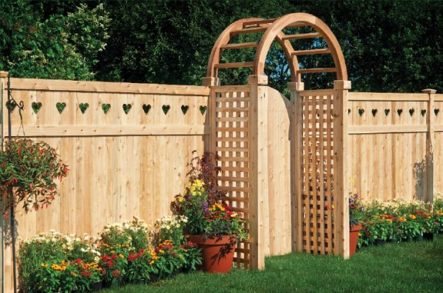 Wooden Fence Design with Love Ornament 634x420 15 Privacy Gate Design That Are Totally Awesome